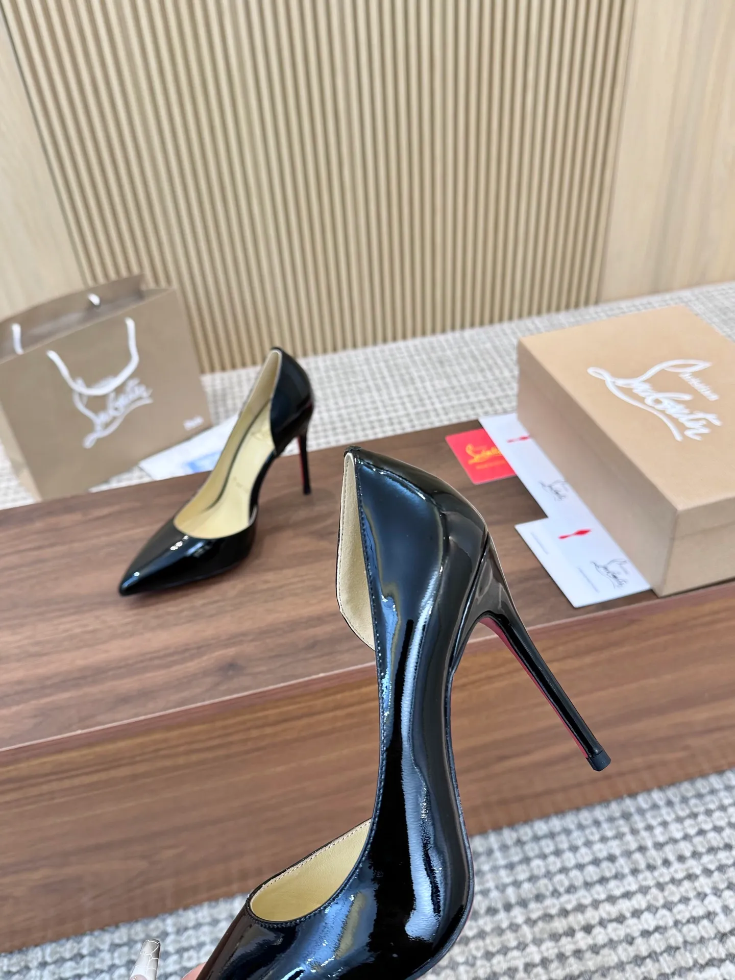 💕💕Factory direct selling price p440💕💕 Genuine leather sole +40 shipped all year round💝Christian Louboutin CL👠 "Imported cow patent leather💎Side hollow series" noble and luxurious, real blingbling👟👟 real materials, all customized by the pattern maker, and the materials are made of original customized materials to achieve the taste of the original 5 color options💍 Upper: Imported 👉cow patent leather💪 Lining: Sheepskin foot pad/lining Size: 34-40.41.42 Heel height: two options: 10.5cm and 8.5cm
